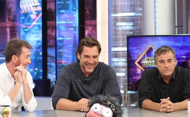 Pablo Motos con Javier Bardem y Eduard Fernández en 'El Hormiguero'. 