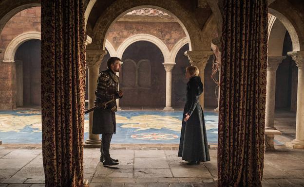 Jaime Lannister (izq.) y su hermana Cersei, repatiéndose el destino de Poniente.