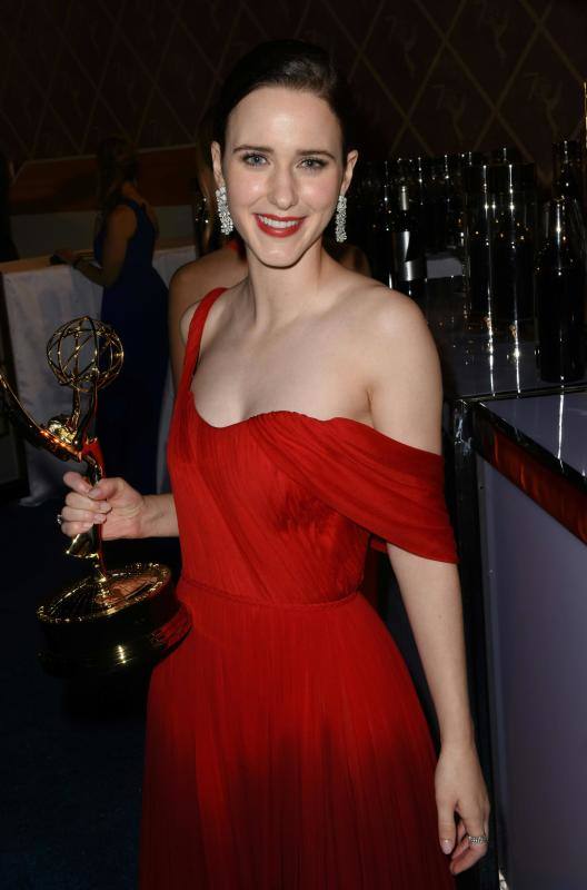 Rachel Brosnahan con su Emmy a la mejor actriz de comedia.