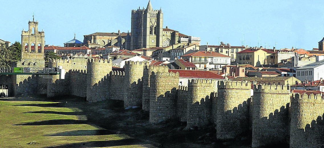 Imagen principal - Vista del lienzo norte de la Muralla de Ávila con la Seo al fondo. Debajo, el Acueducto de Segobia y el centro de Salamanca.