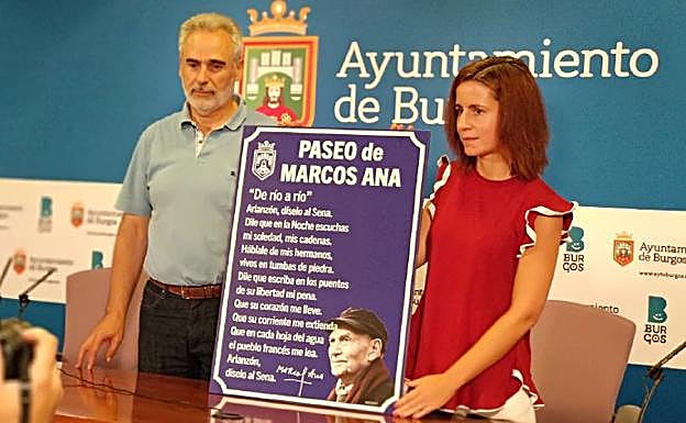 Miembros de Imagina posando con la placa del poeta