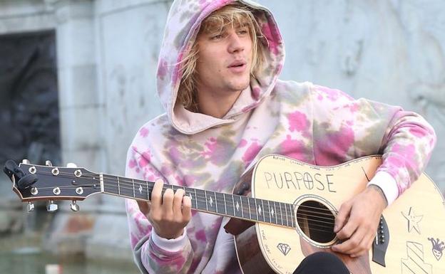 Justin Bieber canta frente al Palacio de Buckingham. 