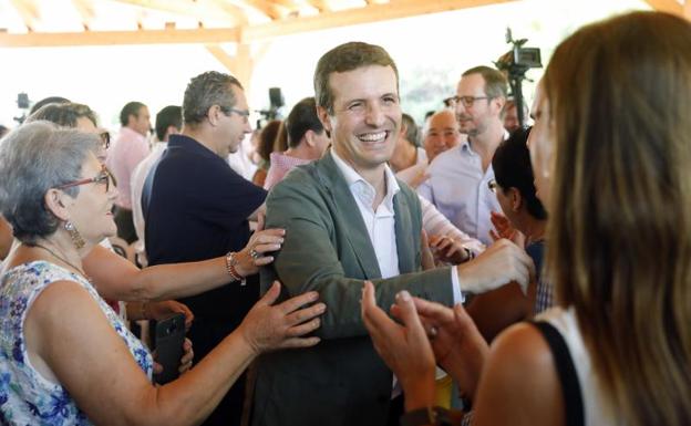 Pablo Casado saluda a simpatizantes a su llegada a la reunión de la junta directiva regional del PP de la Comunitat Valenciana.