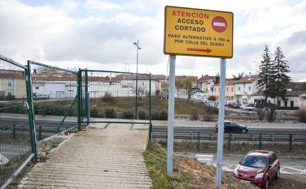 Los vecinos llevan dos años sin conexión directa entre ambos lados de la autovía. 