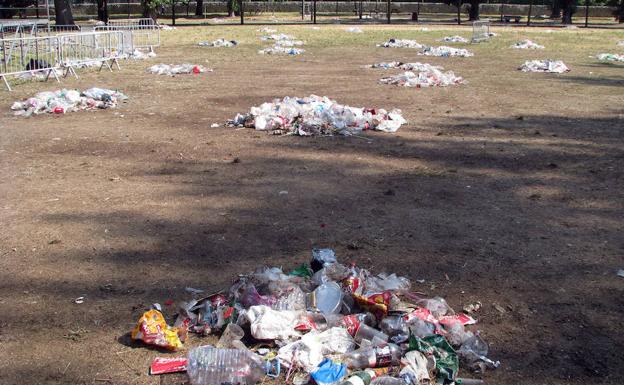 Restos de botellón en el Parque del Parral