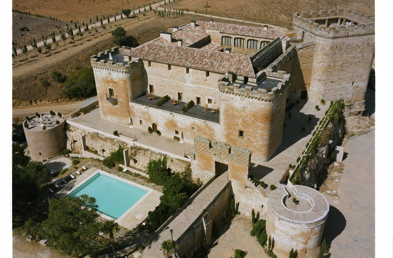 Castillo del Buen Amor (Salamanca). Llamadas telefónicas desde habitaciones vacías, ruidos extraños, respiraciones que hielan la sangre, golpes incesantes y un posible fantasma que vaga por las habitaciones, son sólo algunos de los fenómenos que se producen en el castillo, declarado Bien de Interés Cultural desde 1931, y ahora convertido en un exclusivo hotel.