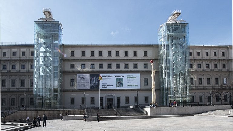 Museo Reina Sofía (Madrid). Extraños sucesos, voces y gritos en salas vacías, puertas que se abren y se cierran solas, apariciones... son algunos de los testimonios recogidos a lo largo de los años por trabajadores y vigilantes del museo.