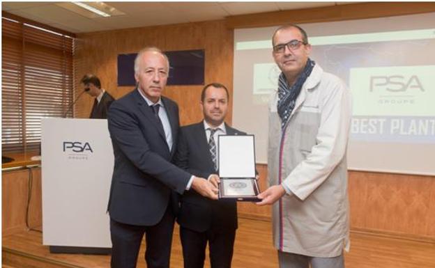 El Director General Comercial y Calidad y el Director de la planta de Mecanizado, Gustavo Gil y Alberto Luengo, recogen el premio.