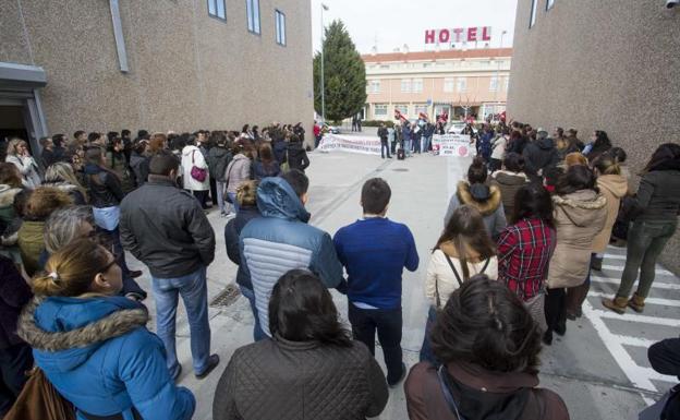 Concentración de empleados de Lindorff, durante el proceso de negociación del ERE. 