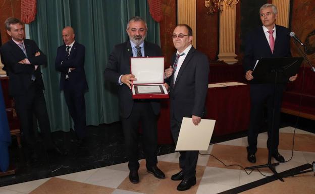 El subdelegado, Pedro de la Fuente, entregando su distinción a uno de los homenajeados 