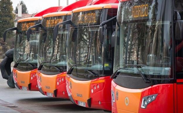 PP y PSOE presentan una propuesta conjunta para modificar la red de autobuses urbanos, con menos líneas pero mejor servicio