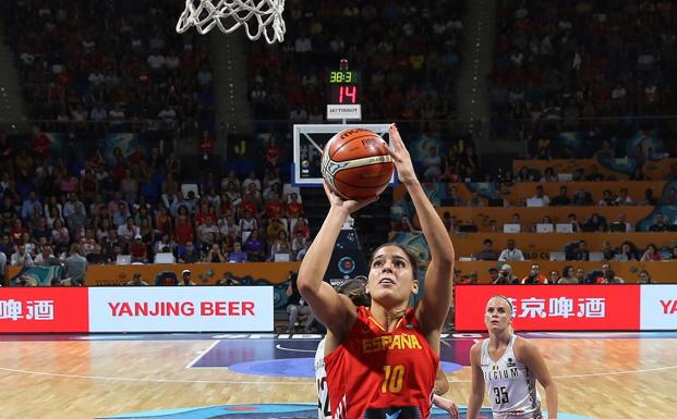 Marta Xargay lanza acanasta en el partido frente a Bélgica