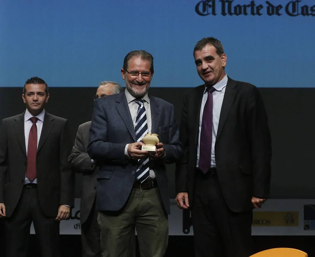 26.06.14 Julio Herrero recibe el premio en la entrega de los los III Premios Solidarios Kutxabank de El Norte de Castilla.