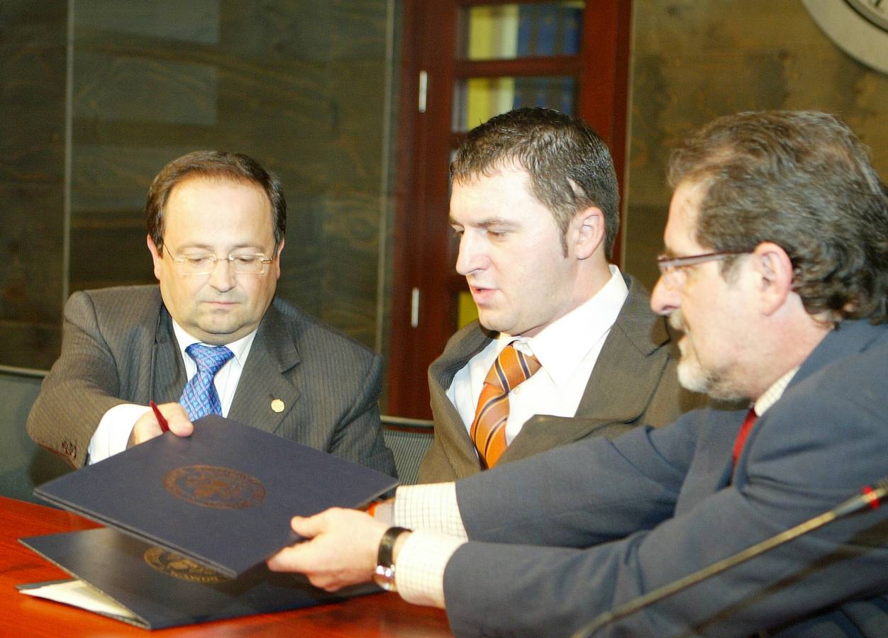 03.12.17 El rector de la Universidad de Valladolid, Evaristo Abril, junto a Francisco Sardón y Julio Herrero, de Aspaym, durante la firma del convenio de colaboración para desarrollar actividades que impulsen la calidad de vida de los minusválidos.