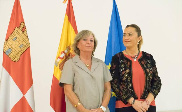 La delegada del Gobierno en Castilla y León, Virginia Barcones (derecha), preside la toma de posesión de la presidenta de la Confederación Hidrográfica del Duero (CHD), Cristina Danés (izquierda).