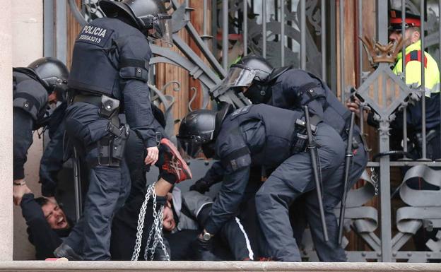 Imagen de archivo que muestra a mossos desalojando a personas encadenadas al TSJC el pasado febrero.