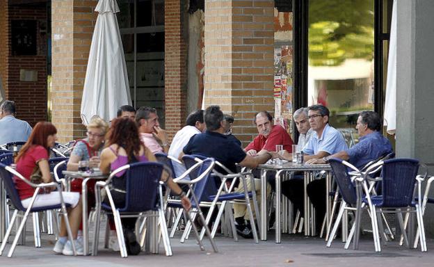 Varias personas disfrutan de las buenas temperaturas en una terraza de Valladolid. 