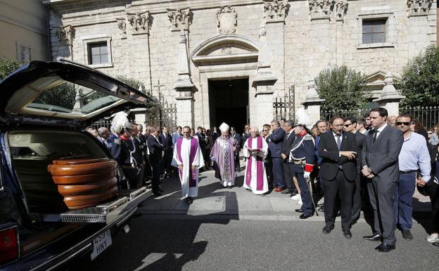 El alcalde de Palencia, Alfonso Polanco, a la derecha, a la llegada del féretro a la iglesia de la Compañía. 