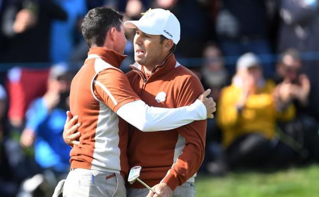 Rory McIlroy abraza a Sergio García. 