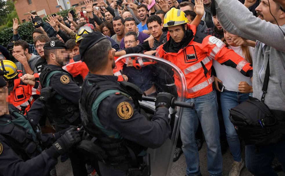 Partidarios del referéndum increpan a la Guardia Civil en San Julià de Ramis, el lugar donde debía votar Carles Puigdemont el 1-O.