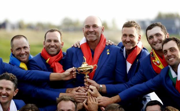 Los componentes del equipo europeo, con su capitán en el centro. 