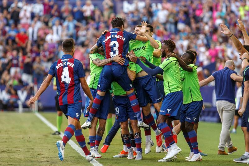 Los jugadores del Levante celebran un gol.