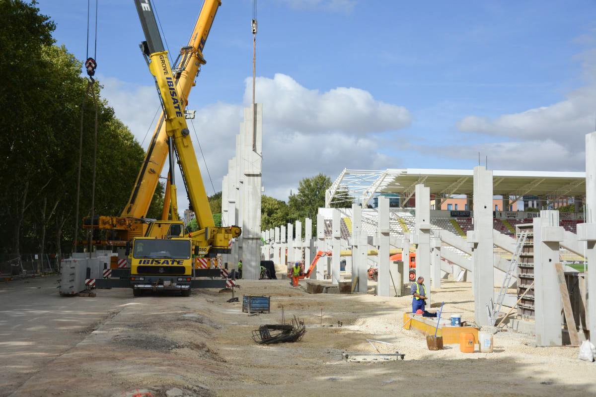 Fotos: La nueva grada de Lateral de El Plantío comienza a coger forma