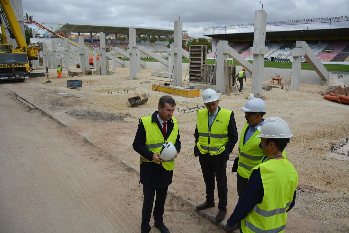 Fotos: La nueva grada de Lateral de El Plantío comienza a coger forma