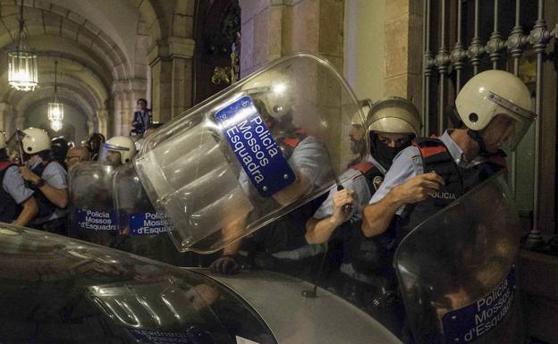 Imagen principal - Los Mossos impiden con cargas el asalto de los radicales al Parlament