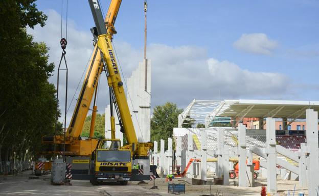 Ya se están colocando los pilotes de la estructura de la nueva grada. 