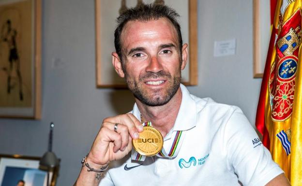 Alejandro Valverde, con su medalla de oro en la sede del CSD. 