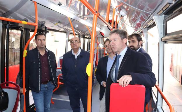 Daniel de la Rosa, Antonio Fernández Santos, Jorge Berzosa y Javier Lacalle, en la presentación de tres nuevos autobuses. 