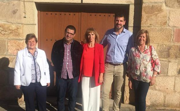 La nueva concejala, María Rosa Lacalle, a la izquierda de la fotografía de blanco, y Esperanza Lacalle, de rojo, nueva alcaldesa. 