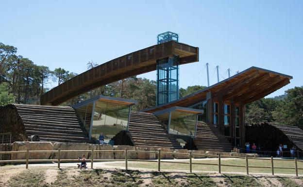 La Casa de la Madera goza de un privilegiado mirador desde el que se divisa todo el Comunero de Revenga. 