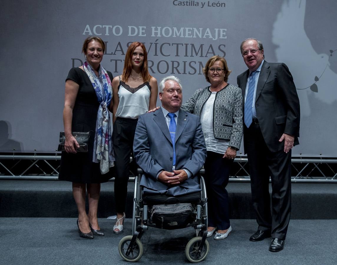 La comunidad rinde homenaje a los afectados por los atentadosy exige que se investiguen los 300 crímenes de ETA que están aún sin resolver