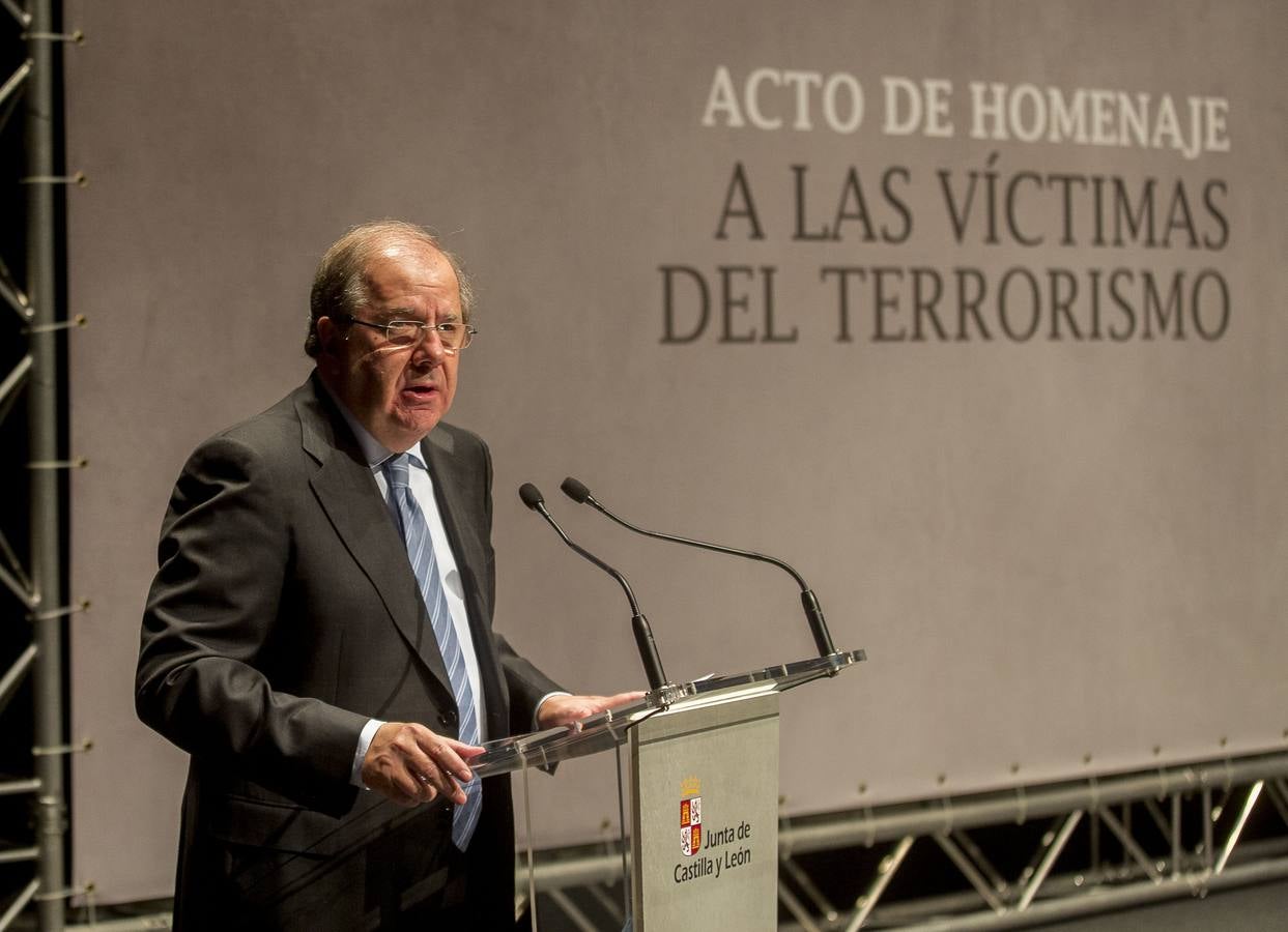 La comunidad rinde homenaje a los afectados por los atentadosy exige que se investiguen los 300 crímenes de ETA que están aún sin resolver