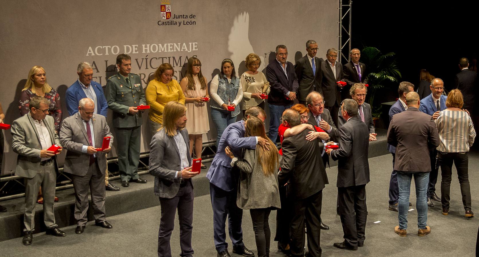 La comunidad rinde homenaje a los afectados por los atentadosy exige que se investiguen los 300 crímenes de ETA que están aún sin resolver