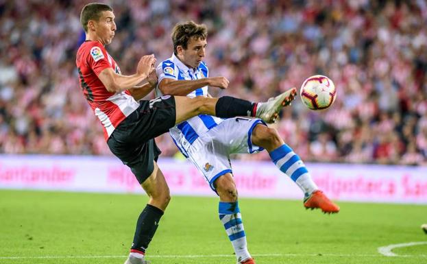 De Marcos (i) lucha con Mikel Oyarzabal. 