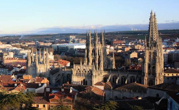 El archivo de la Catedral de Burgos supera los 200.000 documentos catalogados, un 40% de su volumen