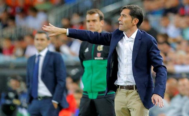 Marcelino dando instruccines en la banda durante el Valencia-Barcelona