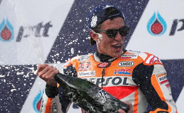 Marc Márquez festeja su victoria en Tailandia.