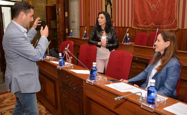 Gema Conde, a la derecha, habla con el socialista De la Rosa y la portavoz de Ciudadanos, Gloria Bañeres, antes de un pleno.