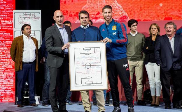 Luis Rubiales, Luis Aragonés hijo y Sergio Ramos, con la pizarra de la final de la Eurocopa 2008. 