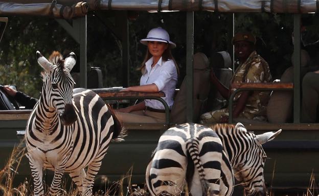 Melania Trump, con una indumentaria de inequívoco sabor colonial, durante un safari en Kenia. 