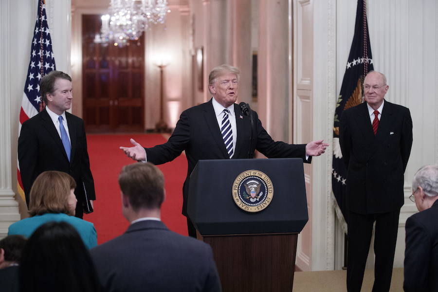 El presidente de Estados Unidos, Donald Trump junto al juez asociado de la Corte Suprema, Brett Kavanaugh (izquierda) y el juez asociado Anthony Kennedy (derecha).