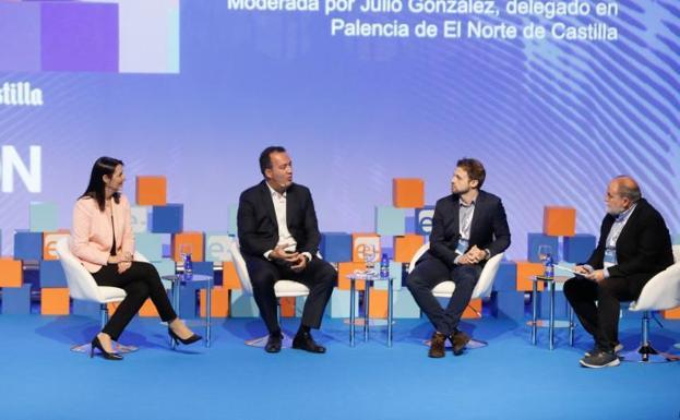 Elena Gil, Luis Montero y Javier Rodríguez durante la mesa redonda moderada por Julio G. Calzada.