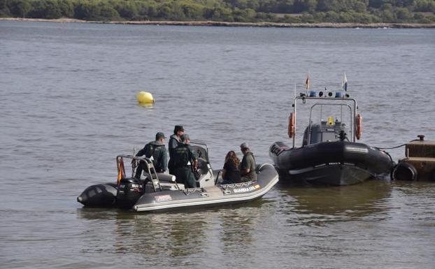 Miembros de la Guardia Civil participan en la búsqueda del menor desaparecido.