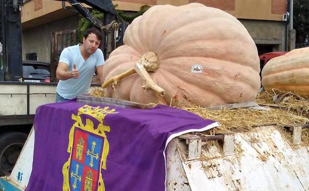 Sergio García, con su enorme calabaza en el Regional de Igüeña.