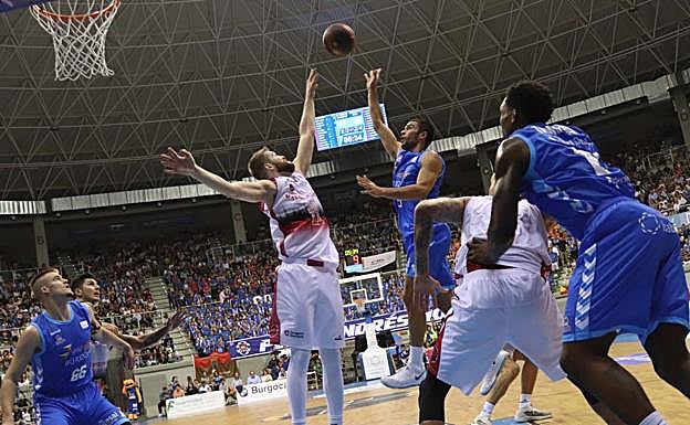 Alex López lanza a canasta durante la pasada jornada ante el Tecnyconta Zaragoza
