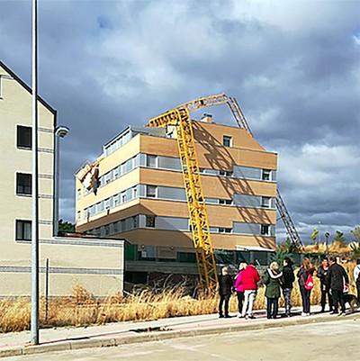 Una grúa torre se precipita sobre un edificio en la población soriana de Camaretas. 